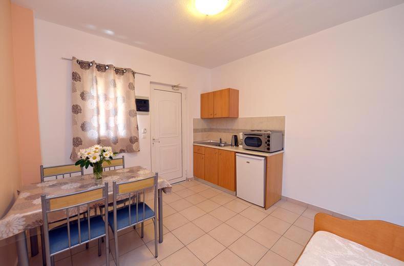 Barbie Hotel Apartments เอียลิซอส ภายนอก รูปภาพ