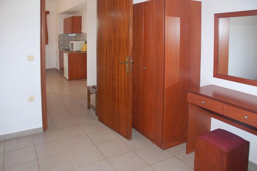 Barbie Hotel Apartments เอียลิซอส ภายนอก รูปภาพ